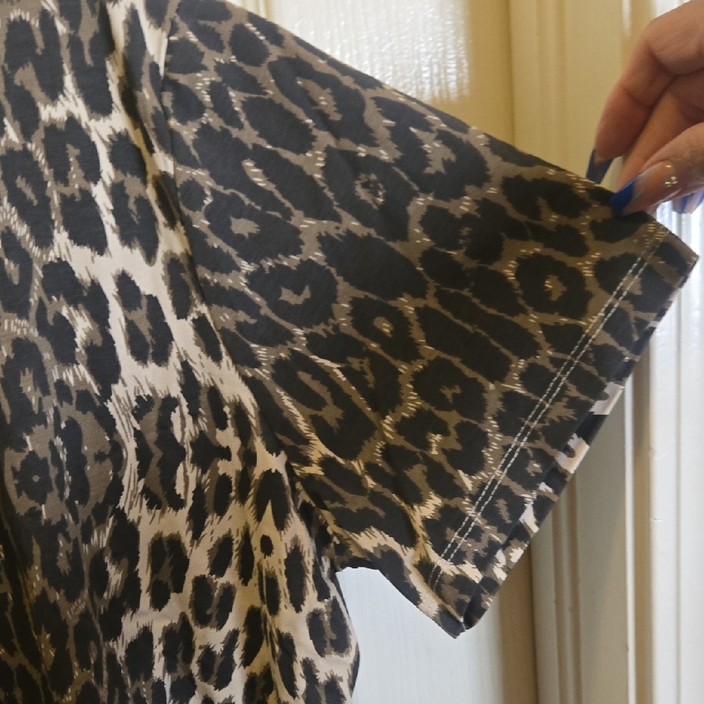 Elegant Leopard Print Blouse with Black Floral Detail - Picture 5 of 10